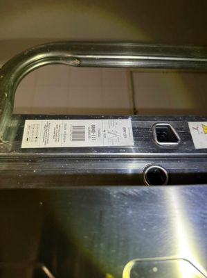 un gros plan d'un objet métallique sur lequel figure une étiquette