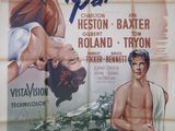 une vieille affiche de cinéma représentant un homme et une femme à cheval
