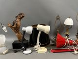 un grand nombre d'objets posés sur une table