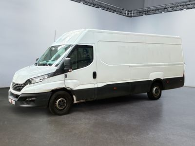 la photo d'une camionnette blanche garée dans une pièce
