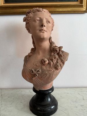 un buste de femme assise sur une table en marbre