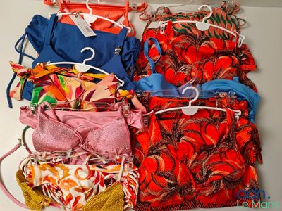 cinq sacs de sous-vêtements et un sac de soutiens-gorge