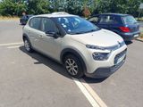 une voiture blanche garée sur un parking à côté d'une voiture bleue