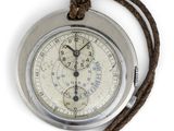 une montre de poche en argent entourée d'une corde