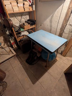 une table bleue dans un coin d'une pièce