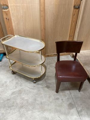 deux chaises et une table dans une pièce