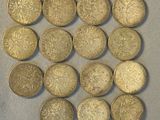 un lot de pièces de monnaie sur une table