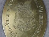 une image représentant une médaille d'or surmontée d'une couronne