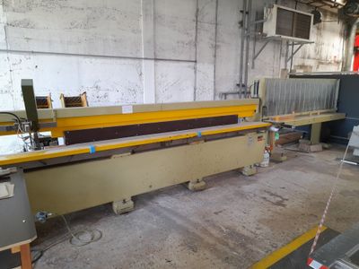 an image of a machine that is sitting in a building
