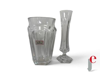 deux vases placés l'un à côté de l'autre