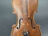 un violon ancien avec un étui en bois et un archet posé sur un support