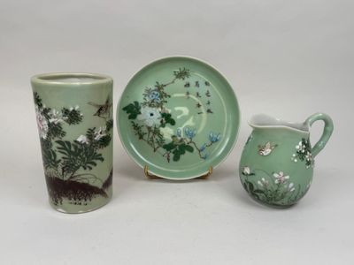 trois tasses et une soucoupe posées les unes à côté des autres sur une table