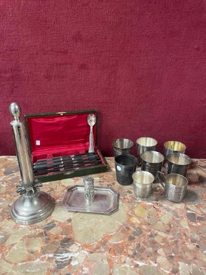 une table sur laquelle sont posés des couverts et un mur rouge