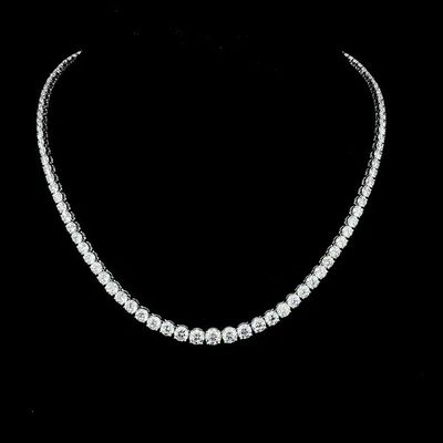 un gros plan d'un collier en diamants sur fond noir