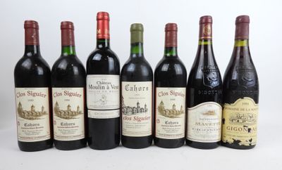 six bouteilles de vin sont alignées sur une surface blanche