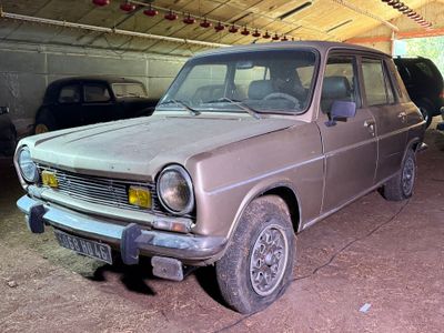 une petite voiture garée dans un garage