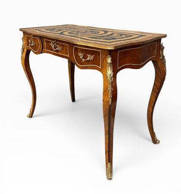 une image d'une table avec un plateau en marbre sur un fond blanc