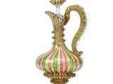 une image représentant un vase en verre coloré sur fond blanc