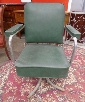 une photo d'une chaise de bureau verte posée sur un tapis