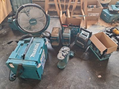 un grand nombre d'outils posés sur le sol