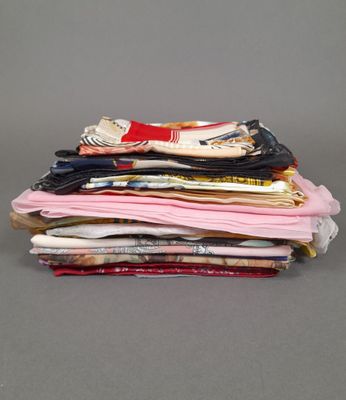 Lot de carrés et foulards divers principalement en matières …
