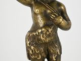 une figurine antique en bronze représentant un garçon tenant un violon