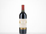 une bouteille de vin rouge posée sur une table