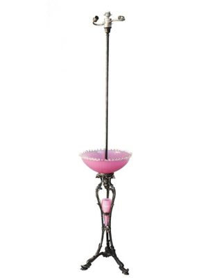 une photo d'un lampadaire muni d'un abat-jour rose