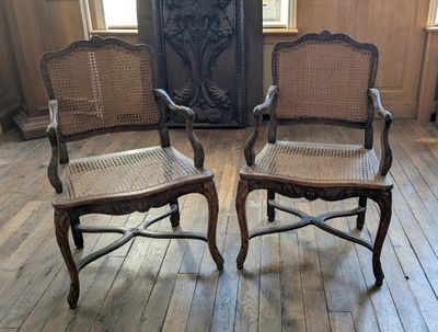 deux chaises posées sur un plancher en bois