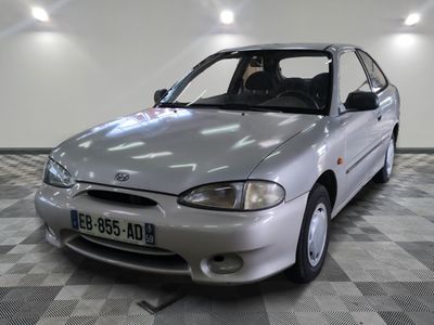 une voiture argentée garée sur un sol à carreaux