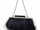 une pochette noire avec des plumes suspendues à une chaîne