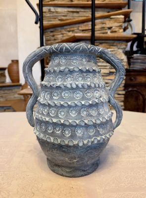 un vase posé sur une table dans une pièce