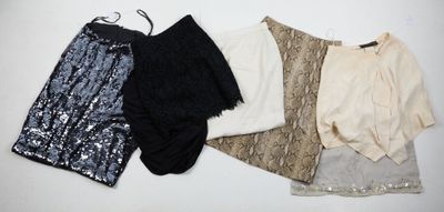 Trois types différents de vêtements à paillettes sont présentés sur un fond blanc