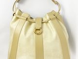 un sac à main blanc avec une boucle dorée sur la poignée