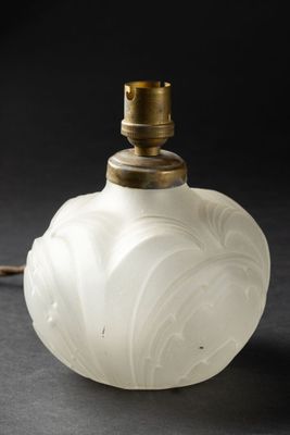 TRAVAIL 1940 Pied de lampe boule en verre moulé pressé à déc…