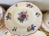 de nombreuses assiettes ornées de fleurs, empilées les unes sur les autres