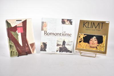 trois livres sont posés sur une table les uns à côté des autres