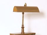 une lampe posée sur une table