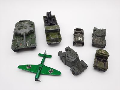plein de petits véhicules militaires et un avion sur la table