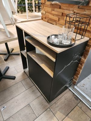 une table sur laquelle est posé un plateau avec des verres
