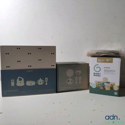 trois boîtes placées l'une à côté de l'autre sur une table