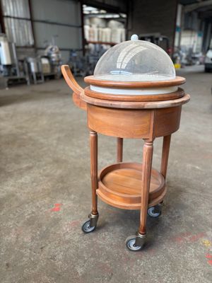 une table en bois surmontée d'une cloche en verre