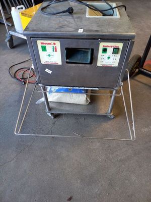 une machine posée sur un chariot dans le garage