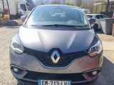l'avant d'une voiture grise garée sur un parking
