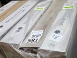 un grand nombre de cartons posés sur le sol