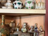 une étagère sur laquelle sont disposés de nombreux vases de styles variés