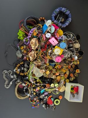 une pile de bijoux assortis sur une table