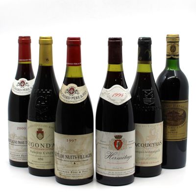 six bouteilles de vin sont alignées sur une surface blanche