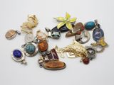 gros plan d'un bouquet de bijoux sur une surface blanche