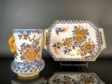 deux pièces de porcelaine sont posées sur une surface noire